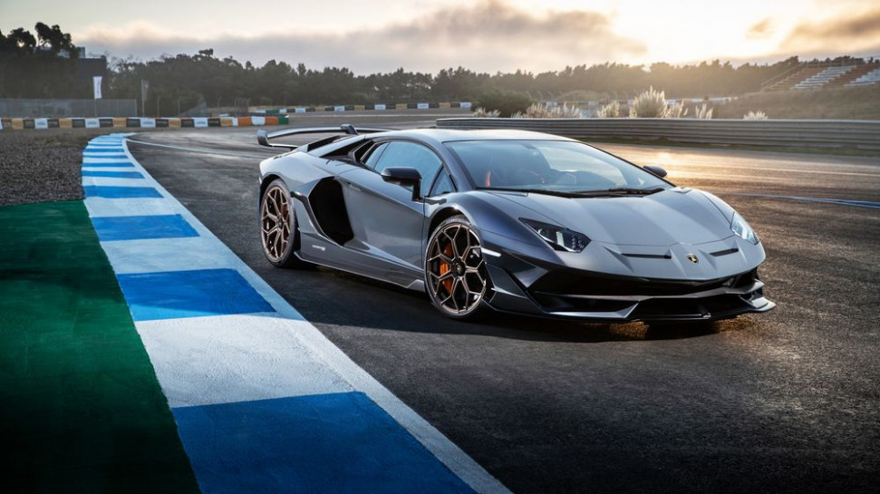 aventador.jpg