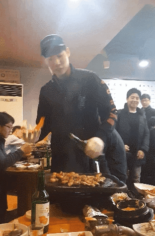 DqQq0HEWwAUu3C3.gif