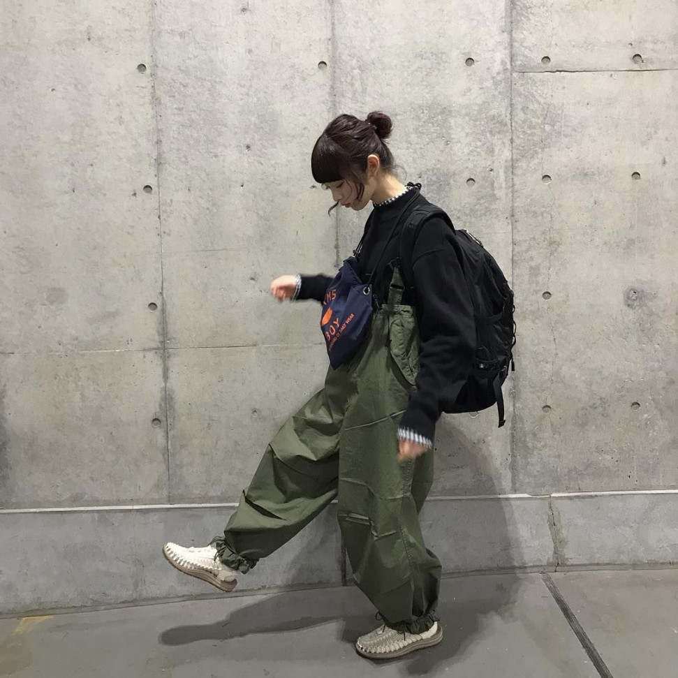 @橋下美好_ 今日のふく。 トップス_UNIQLO U シャツ_無印良品 オーバオール_BEAMS リュック_THE NORTH FACE 巾着_BEAMS サンダル_KE….png