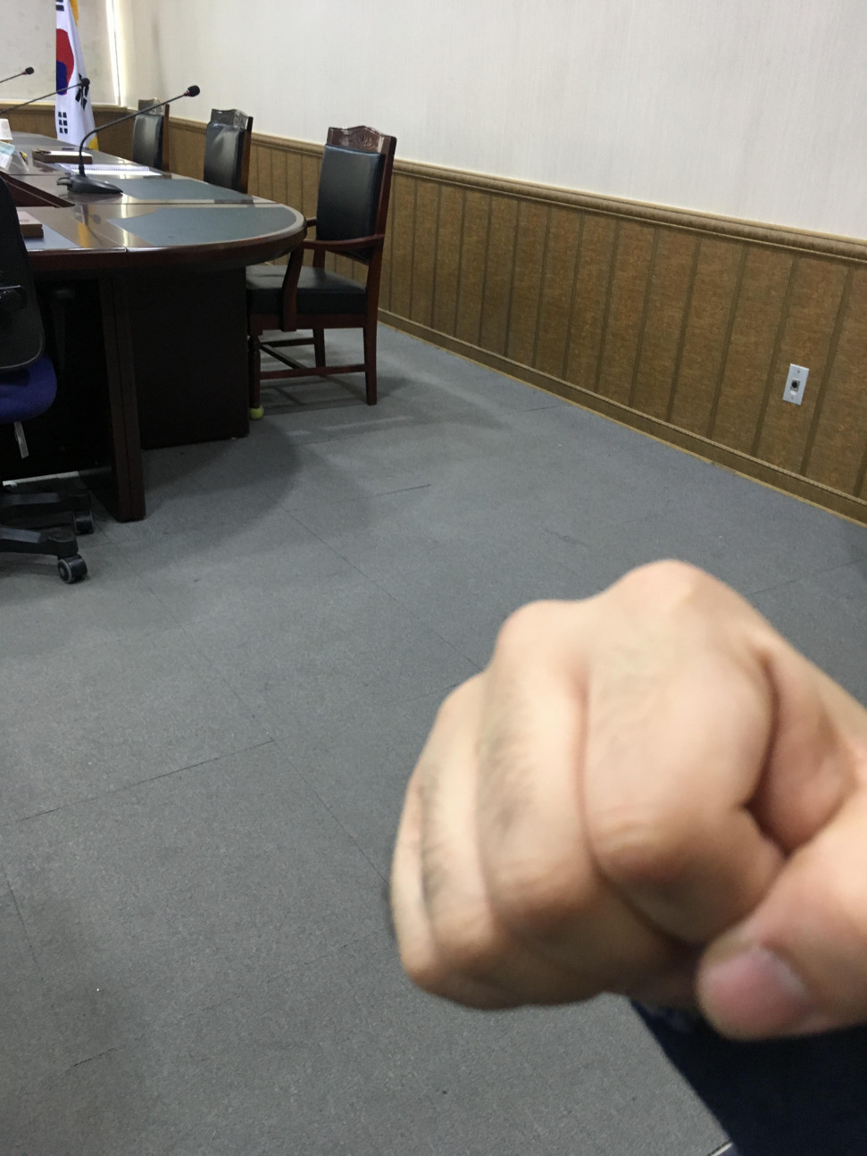 043B48CB-2B9F-4344-A30D-C4A6A8806403.jpeg : 뭐지? 주먹을 올리란 뜻인가? 043B48CB-2B9F-4344-A30D-C4A6A8806403.jpeg : 뭐지? 주먹을 올리란 뜻인가?