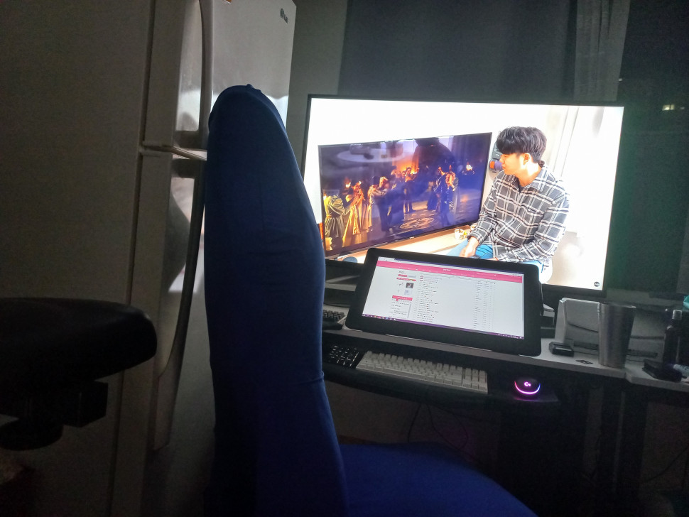20210601_221550.jpg : 모니터 설치완료 20210601_221550.jpg : 모니터 설치완료