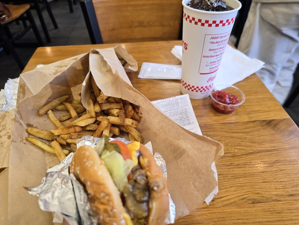 20250315_170825.jpg : 파이브가이즈 맛나네 20250315_170825.jpg : 파이브가이즈 맛나네