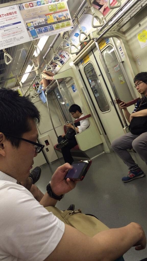 1593826623.jpeg : 일본 지하철 스마트폰 중독 1593826623.jpeg : 일본 지하철 스마트폰 중독