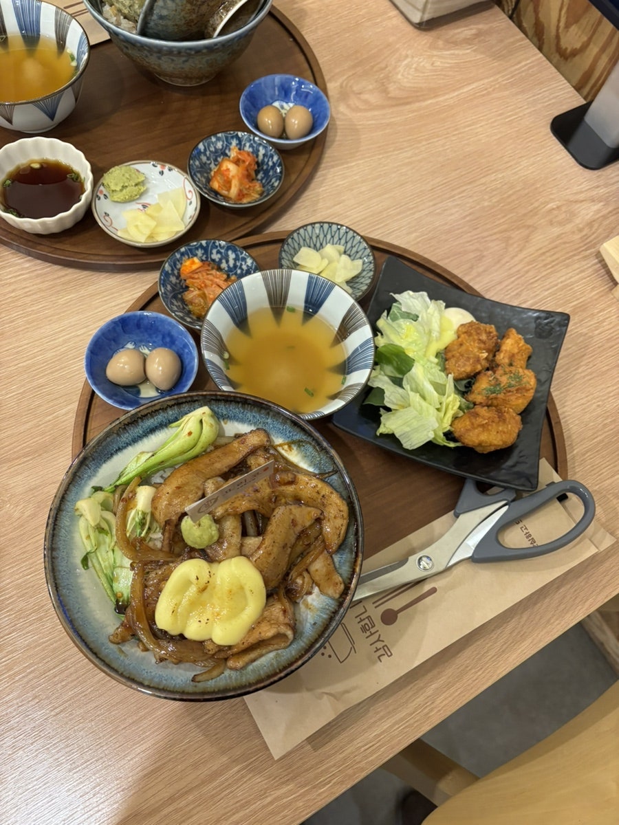 IMG_2059.jpg : 항정살덮밥이라는걸시켜봤는데 IMG_2059.jpg : 항정살덮밥이라는걸시켜봤는데