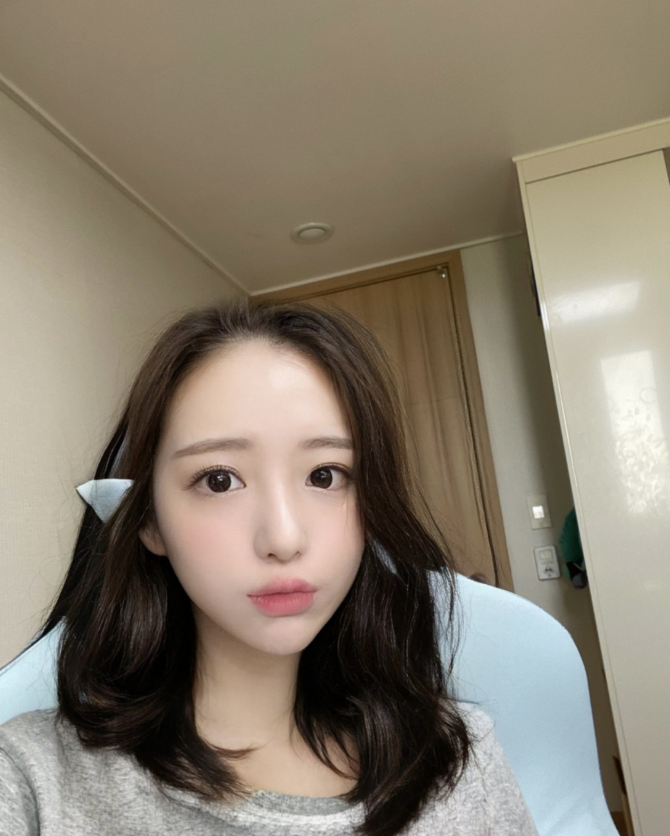 47FA52ED-D3D9-4443-A85B-E5A07178DAF8.jpeg : 네흥이 17살 여고생인거 인증한다