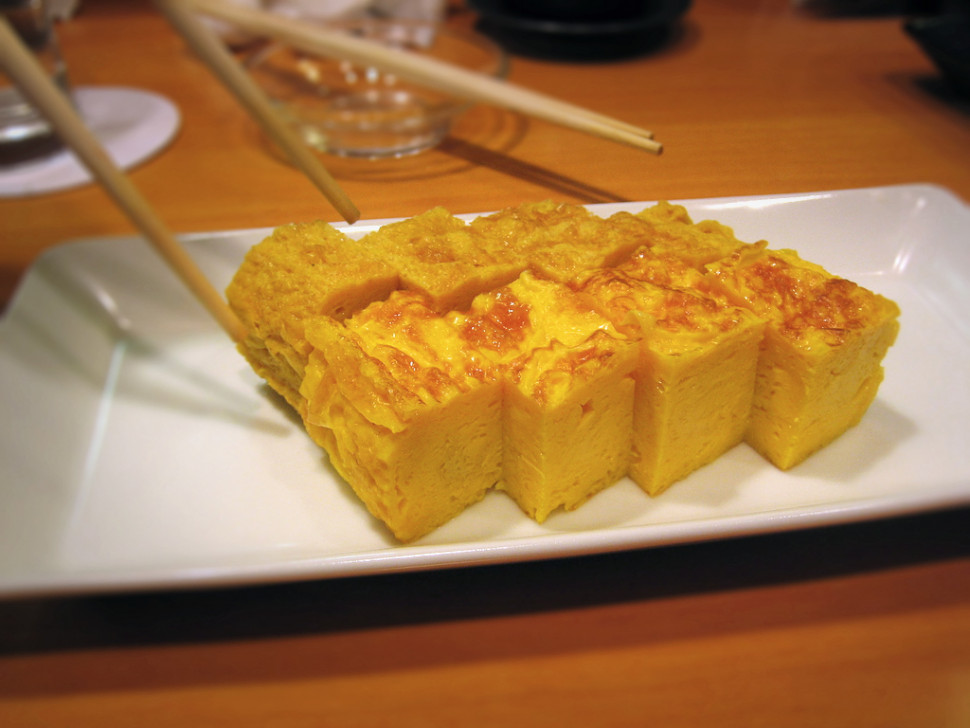 Tamagoyaki_by_naotakem_in_Tokyo.jpg : 두툼한 계란말이 먹고싶다