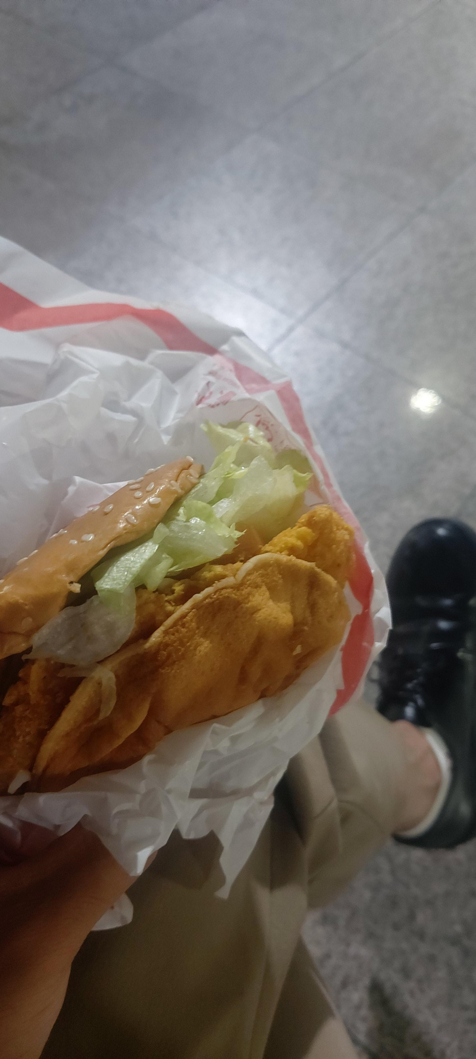 16221214376884708702297278802119.jpg : 전철역애서 홀로 햄버거 먹은다 16221214376884708702297278802119.jpg : 전철역애서 홀로 햄버거 먹은다