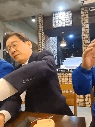 singlebungle1472-20231208-104120-006.gif : 우흥하지 말라는건 그냥 지 옆에 더 싸게 사는 새끼 있으니 배알꼴리는거 아니냐? singlebungle1472-20231208-104120-006.gif : 우흥하지 말라는건 그냥 지 옆에 더 싸게 사는 새끼 있으니 배알꼴리는거 아니냐?